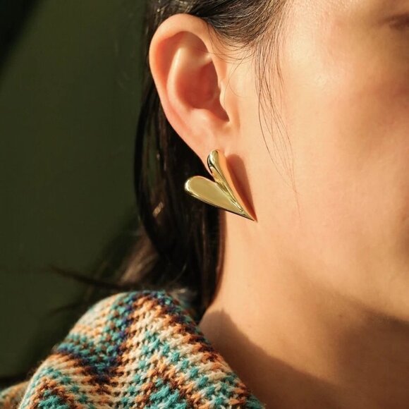 24K Gold Plated Heart Stud Earrings - Picture 1 of 5